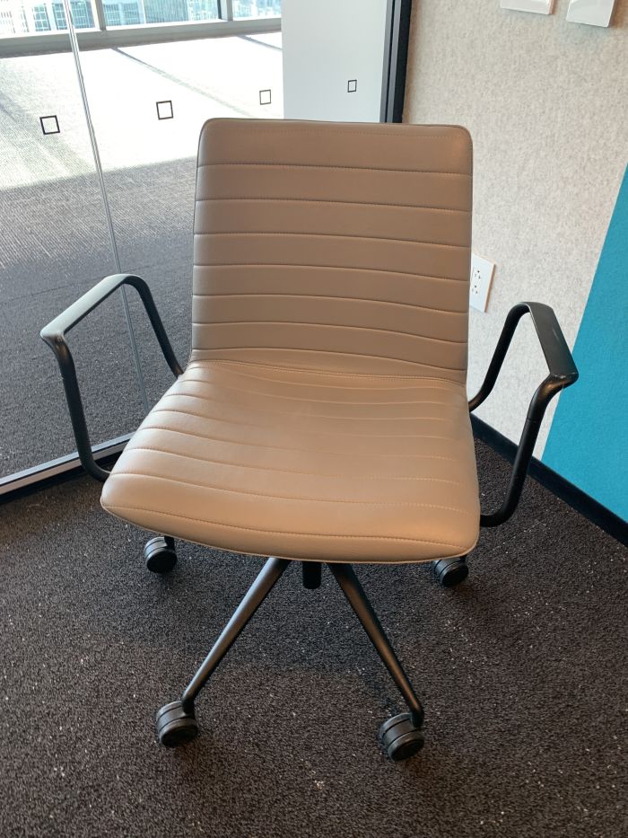 Andreu World Flex Conference Chair