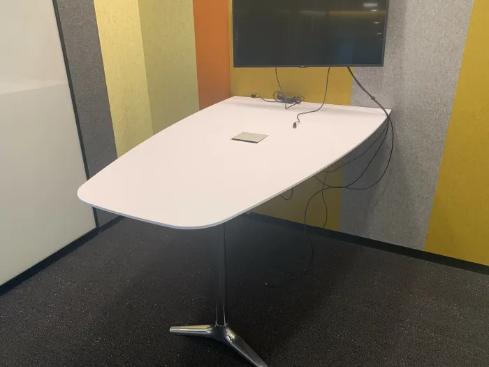 Neinkamper Gateway Huddle Table