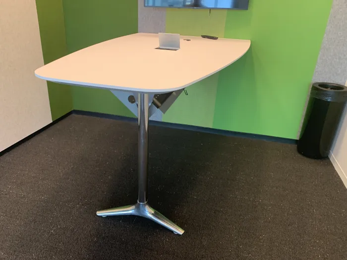 Neinkamper Gateway Huddle Table