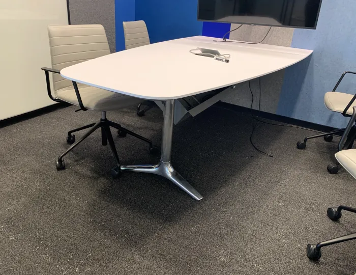 Neinkamper Gateway Huddle Table